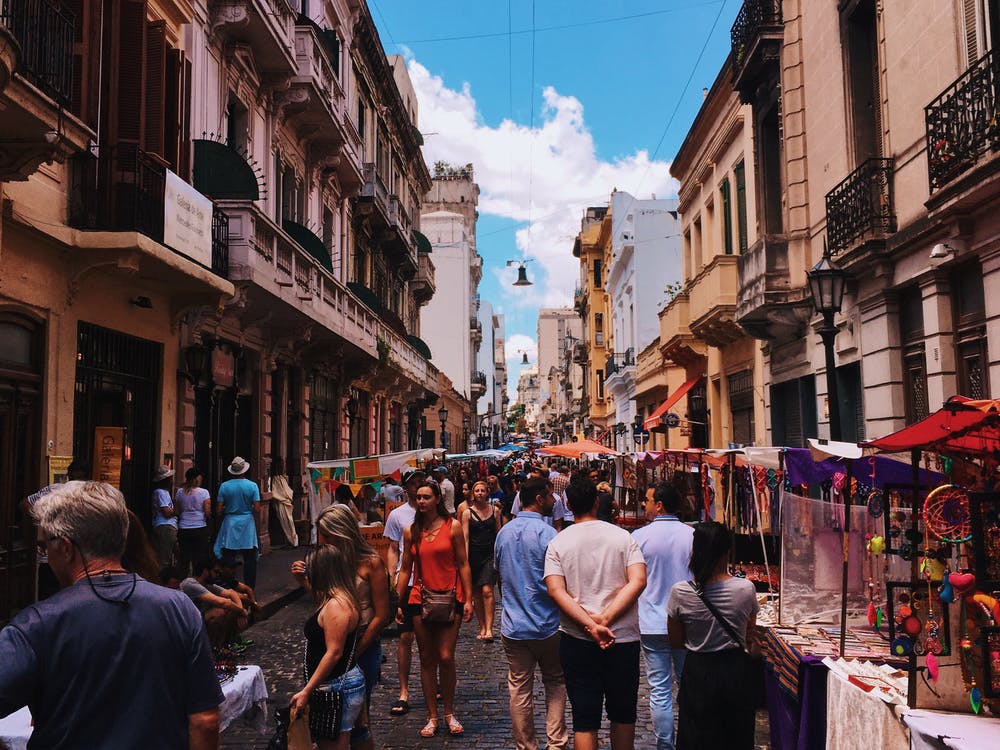 Vista di mercatini estivi e tante persone che passeggiano