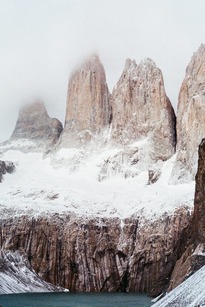 Vista montagne alte con neve