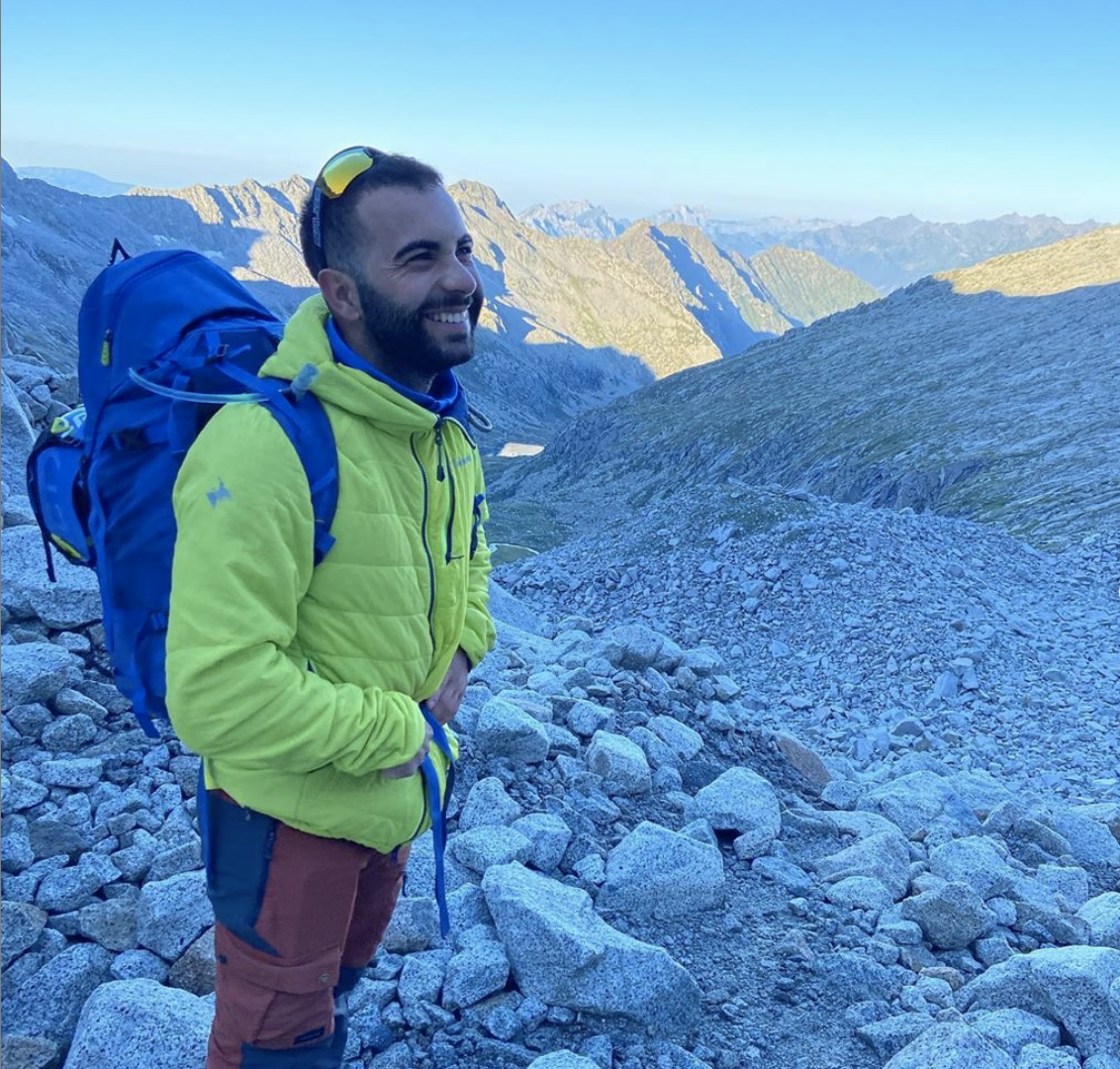 Foto di Davide, founder di Alps Platform, mentre sta facendo un percorso in montagna