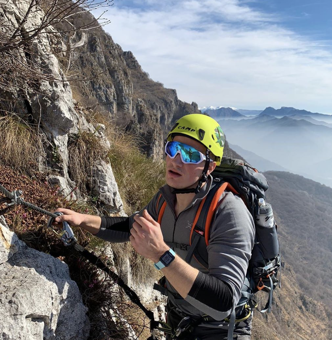 Foto di un ragazzo che si arrampica sulla montagna