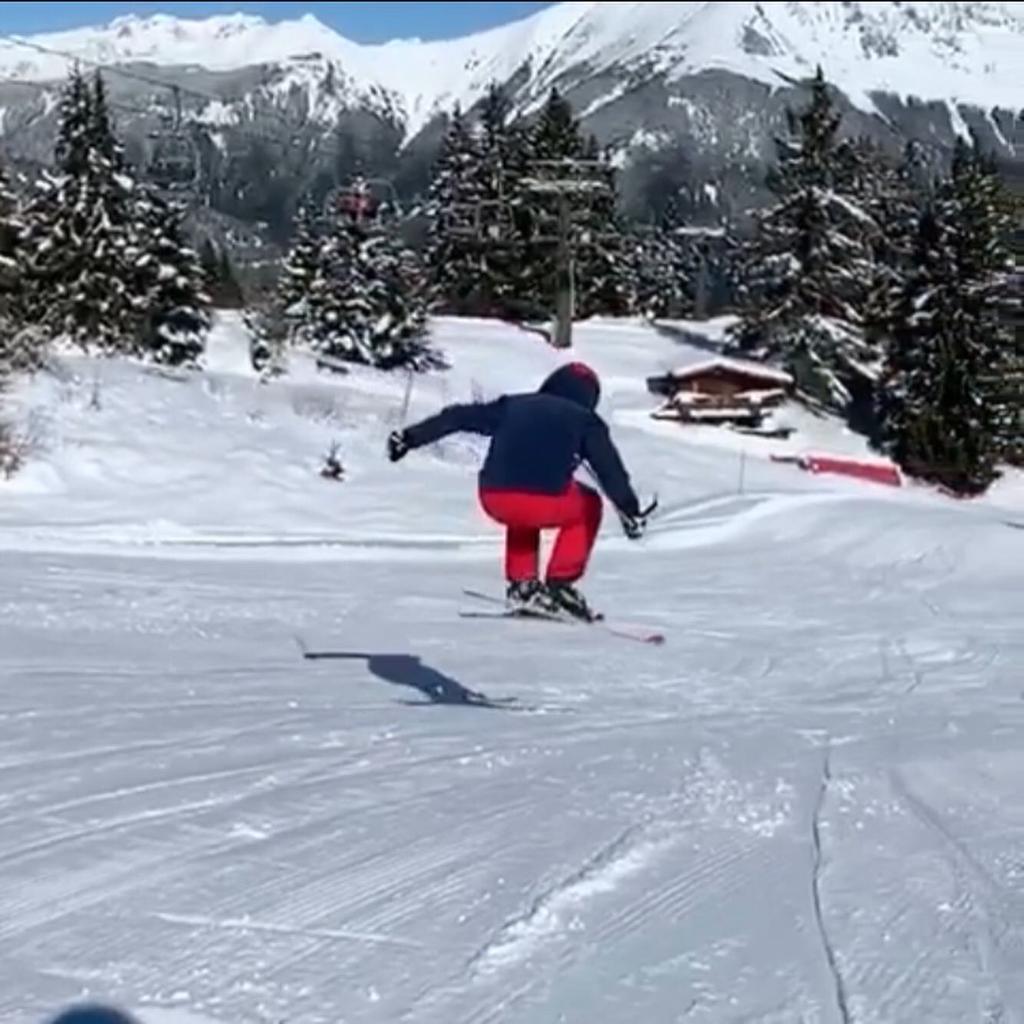 Vista di una pista da scii e un ragazzo mentre sta sciando