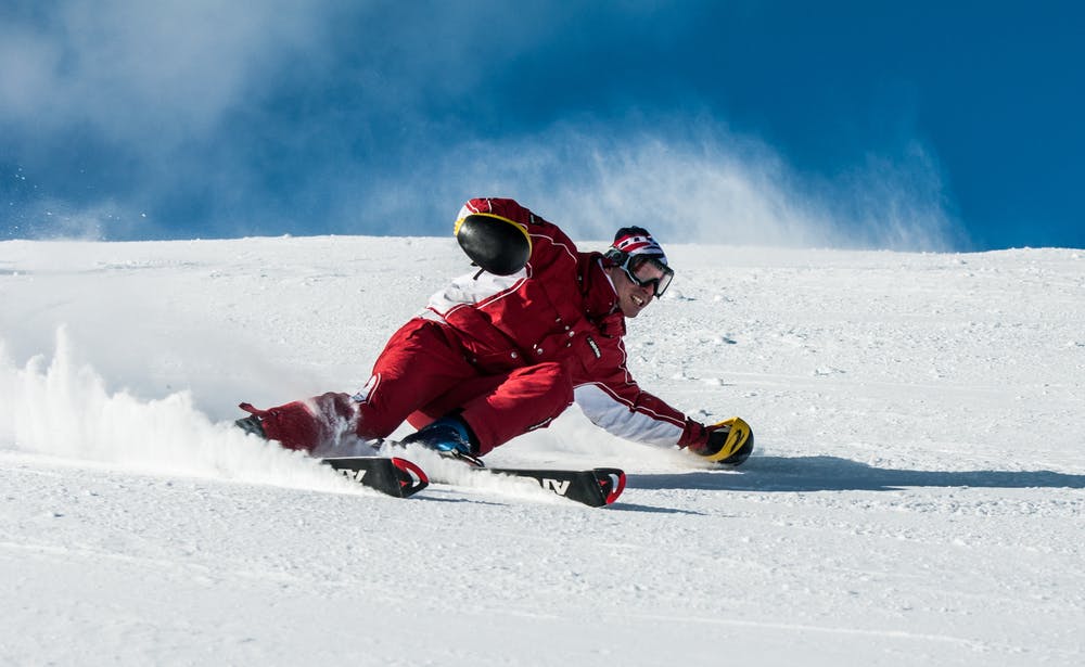 Foto di un ragazzo mentre sta sciando