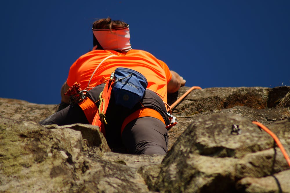 Foto di un ragazzo che si arrampica su una montagna