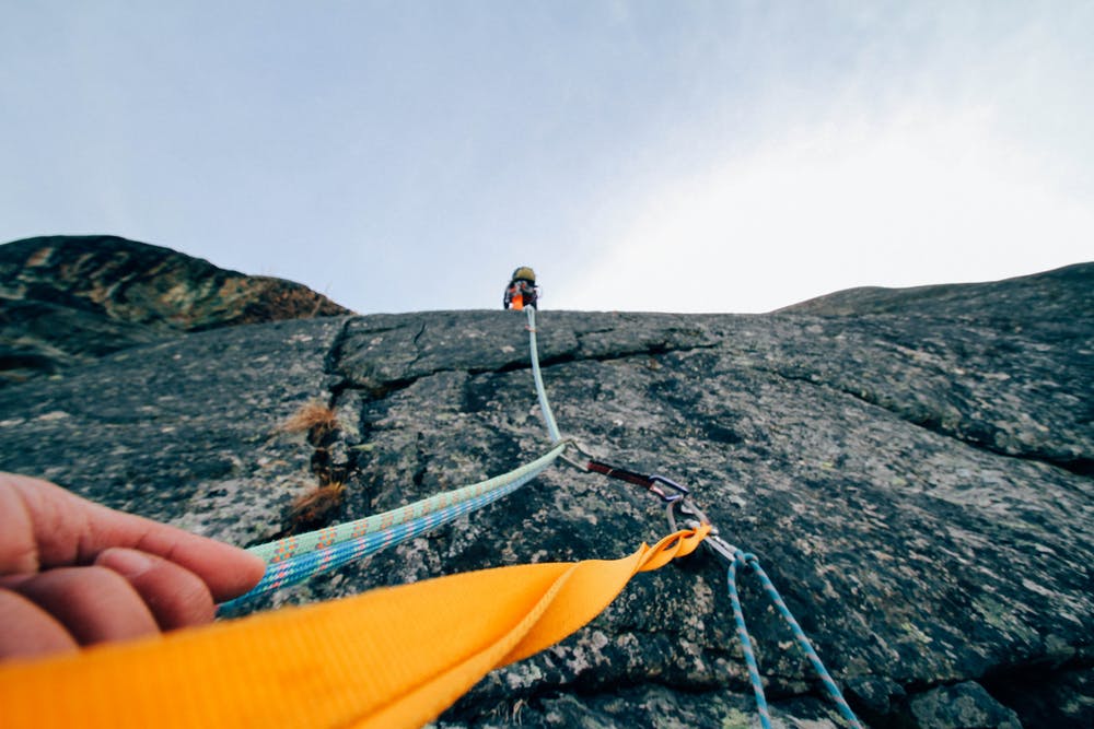 Foto di una corda di un percorso di arrampicata