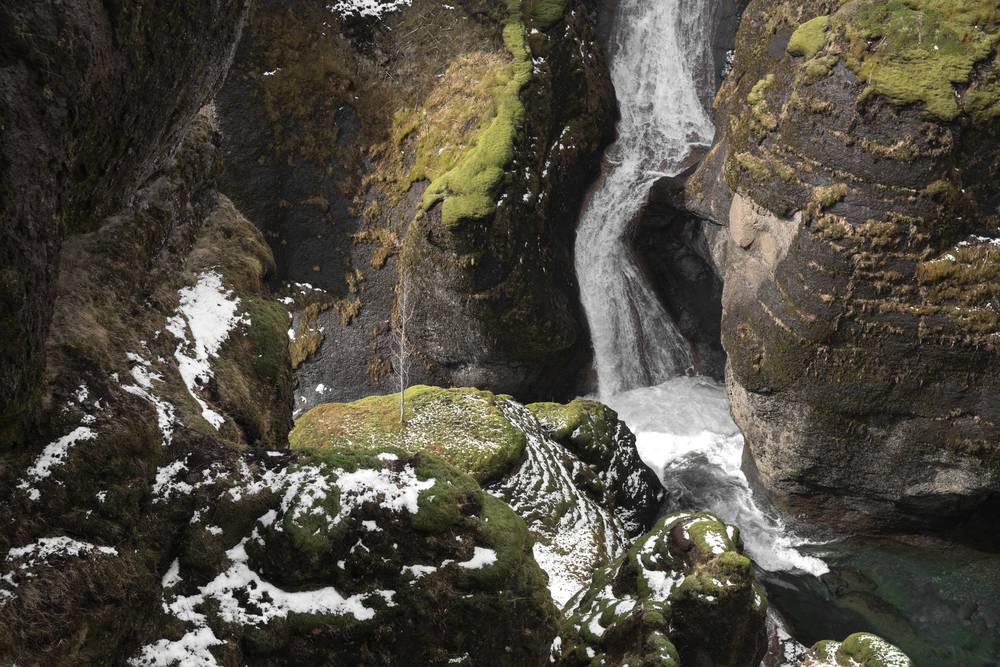 Vista cascata in mezzo ad una montagna