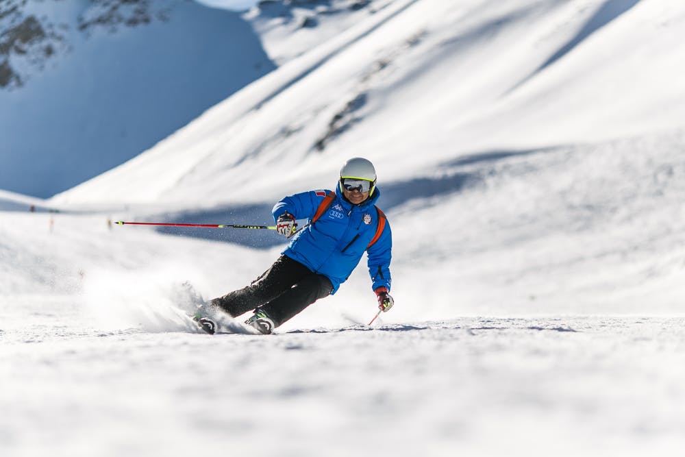 Foto di un uomo mentre scia