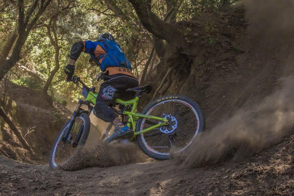 Foto di un ragazzo durante il suo percorso con la mountain bike