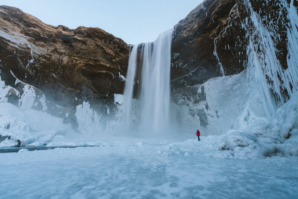 Vista di una cascata di neve dalle montagne