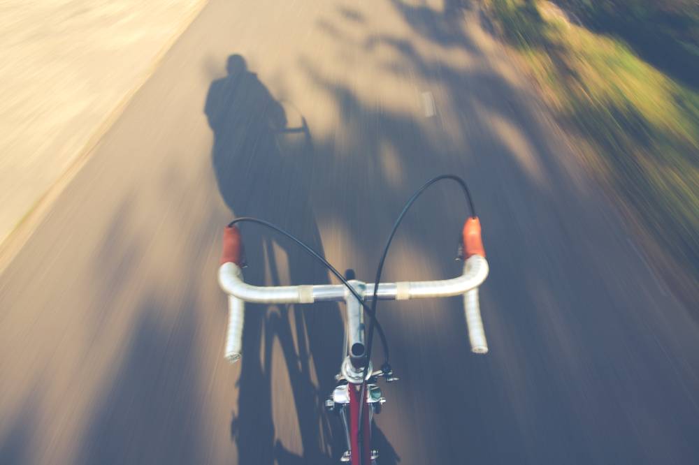 Foto dell'ombra di un ragazzo su una mountain bike