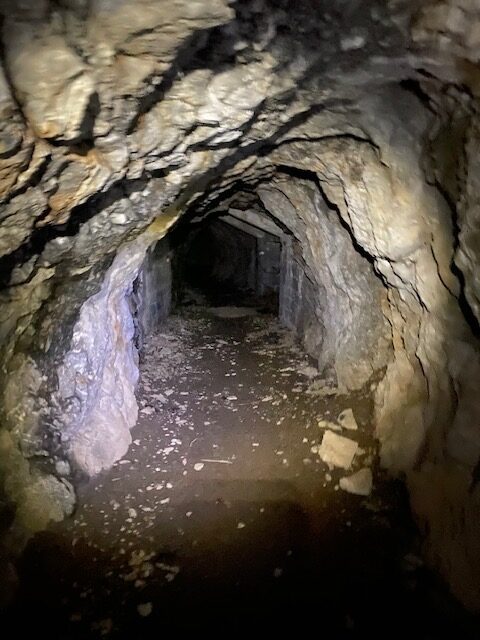 Foto all'interno di un sentiero roccioso dentro la montagna