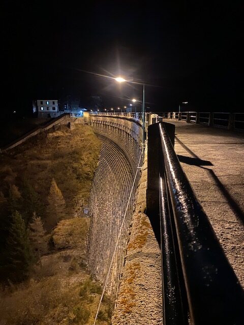 Foto notturna di un sentiero e luce di un lampione